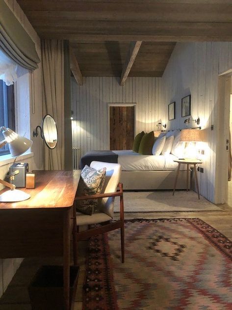 Farm Living Asethic, Soho Farmhouse Cabin, Large Bedroom Design Ideas, Soho Farmhouse Bedroom, Soho House Bedrooms, Soho Home Bedroom, Farmhouse Interior Bedroom, Soho Home Interiors, Soho House Bedroom