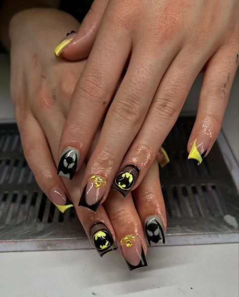 batman nails by me 🦇 💛🖤don’t mind the stains on my table its about to get a nice scrub Batman Nails Design, Batman Nails Acrylic, Batman Nail Art, Wonder Woman Nails, Batman Nails, Cute Batman, Cute Short Nails, Vacation Nails, Short Acrylic Nails