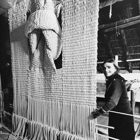 Dutch Artist Maria Van Blaaderen  #ozmaofcalifornia #textileart #womenwhoinspire Sheila Hicks, Textile Fiber Art, Fibres Textiles, Weaving Textiles, Modern Macrame, Macrame Art, Weaving Art, Soft Sculpture, Loro Piana