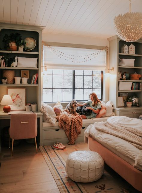 Julia Berolzheimer Clementine Room, Unique Guest Bedroom, Aclove Bedroom, Bedroom Ideas Daughters, Sitting Room Ideas Cozy Modern, Bedroom Window Nook, Bedroom Window Seat, Bedroom Wallpaper Ideas, Window Seat Design