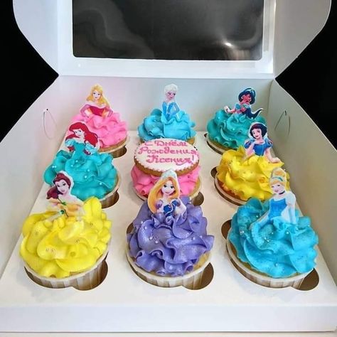 Princess Cupcakes Ideas, Princess Birthday Cupcakes, Cupcakes Princesas, Cupcake Princess, Baby Cake Pops, Disney Princess Birthday Cakes, Girly Birthday Cakes, Disney Princess Cupcakes, Disney Themed Cakes