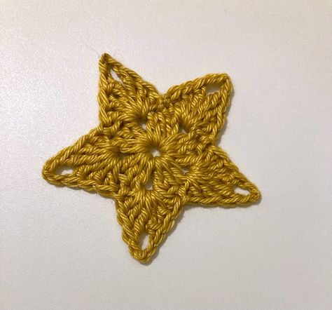 Crochet Stars: 3 easy models perfect for beginners (and a bonus)  | Bubanana Crochet Star Patterns, Patterns For Crochet, Easy Model, Crochet Snowflake Pattern, Crochet Star, Easy Patterns, Crochet Christmas Decorations, Crochet Stars, Crochet Snowflakes