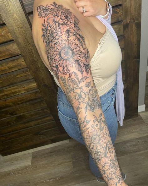 Unique Women Sleeve Tattoos, Cute Leg Tattoos Women, Color Floral Tattoo, Seattle Tattoo, L Tattoo, Family Tattoo, Leg Tattoos Women, Tattoos Women, Sleeve Ideas