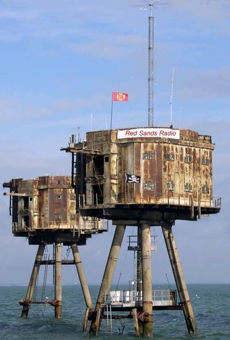 Radios Invicta/King/390/Red Sands Radio have all broadcast from Red Sands fort in the North Sea (photo 1967) Sea Fortress, Pirate Radio, Maunsell Forts, Star Fort, Sand Projects, Sea House, Sea Photo, Industrial Architecture, Today In History