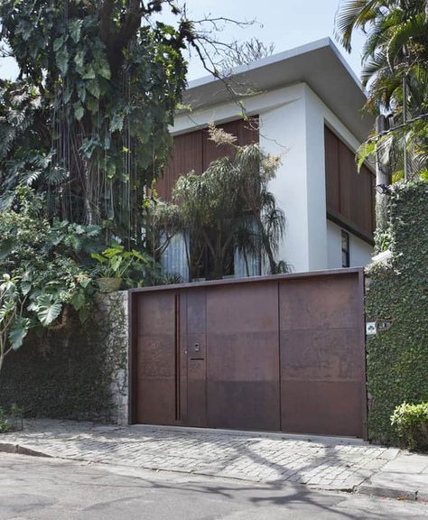 Itiquira House-01-1 Kind Design Zen Architecture, Tor Design, House Fence, Modernist House, Entrance Gates Design, Main Gate Design, Steel Gate, House Gate Design, Front Gates