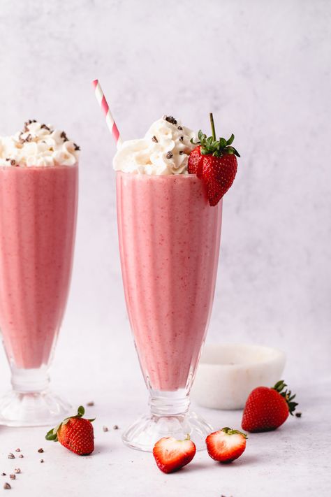 This creamy, vegan Strawberry Milkshake is made with just 4 simple ingredients and is a quick and easy, healthy dessert that can double as a light lunch or snack with added protein powder! #veganmilkshake #strawberryshake Minuman Strawberry, Strawberry Milkshake Aesthetic, Milkshakes Strawberry, Milkshake Photography, Drink Milkshake, Strawberry Shakes, Shake Strawberry, Fruit Milkshake, Valentines Party Food