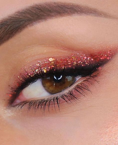 Makeup Archives - Page 2 of 42 - Fabmood | Wedding Colors, Wedding Themes, Wedding color palettes Red Sparkly Eyeshadow, Red Glitter Eyeliner, Red Fairy Makeup, Red Glitter Eye Makeup, Glam Eye Makeup Looks, Premier Outfits, Soft Glam Eye Makeup, Taylor Swift Eyes, Olivia Concert