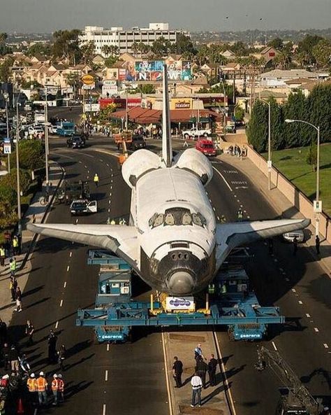 Space Shuttle Being Towed Through the Street! From instagr.am/aviationdaily #avgeek Nasa Space Program, Nasa Space Shuttle, Nasa Astronauts, Space Race, Space Pictures, Space Program, Space Nasa, Space Flight, Science Center