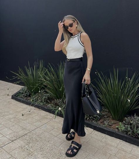 Black Silk Outfit, All Black Office Outfit, Silk Skirt Outfit Classy, Miami Style Outfits, City Ootd, Black Satin Midi Skirt, Silk Skirt Outfit, Sandals Outfits, Workwear Women