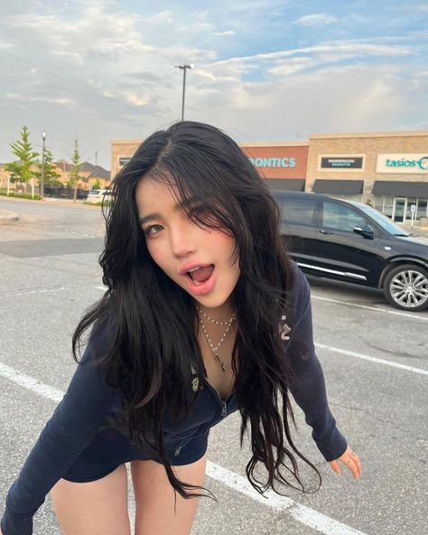 Hannah Kim, Alien Aesthetic, Aesthetic Grunge Outfit, Asian Eyes, Asian Eye Makeup, Aesthetic Editing Apps, Casual Chic Outfit, Cute Selfie Ideas, Pretty Selfies