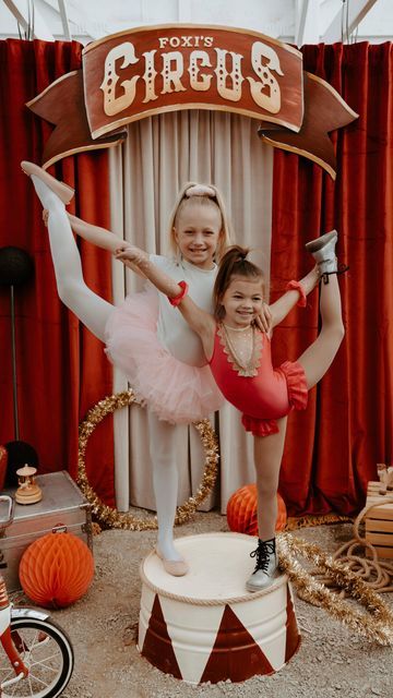 Old World Circus Theme, Acrobat Halloween Costume, Circus Themed Photoshoot, Circus Backdrop Ideas, Carnaval Birthday Party Ideas, Circus Theme Photoshoot, Circus Theme Costume, Three Ring Circus Birthday Party, Circus Photoshoot