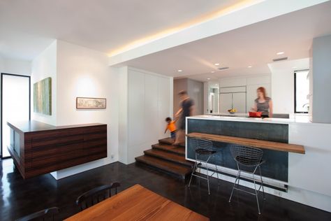 Hugh Jefferson Randolph Architects, Remodelista Directory Profile Page | Remodelista Split Level Home Designs, Split Level Kitchen, Modern Home Bar, Split Level House, Level Homes, Kitchen Diner, Split Level, Kitchen Decoration, Open Plan Kitchen