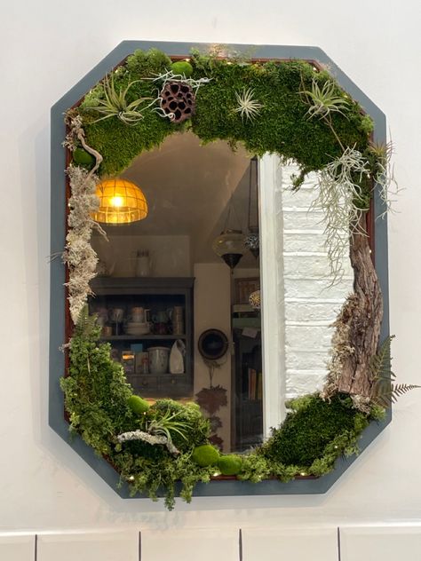 Mirror Projects Craft Ideas, Plant Mirror Frame, Plant Mirror Decor, Mirror With Moss, Upcycling Mirrors, Upcycling Mirrors Frame Ideas, 1920s Mirror, Moss Mirror Diy, Mossy Mirror