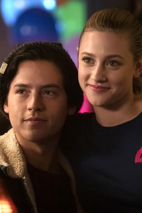 Riverdale Netflix, Riverdale Betty And Jughead, Lili Reinhart And Cole Sprouse, Cole Sprouse Jughead, Riverdale Betty, Riverdale Characters, Bughead Riverdale, Lily Cole, Betty And Jughead