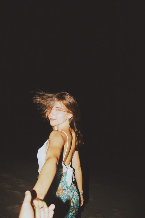 Beach Photoshoot Ideas Aesthetic, Flash Photography Night Beach, Night Beach Photoshoot Couple, Night Flash Beach Photos, Beach At Night Poses, Night Pictures At The Beach, Pictures At The Beach At Night, Late Night Beach Photos, Night Shoot Aesthetic