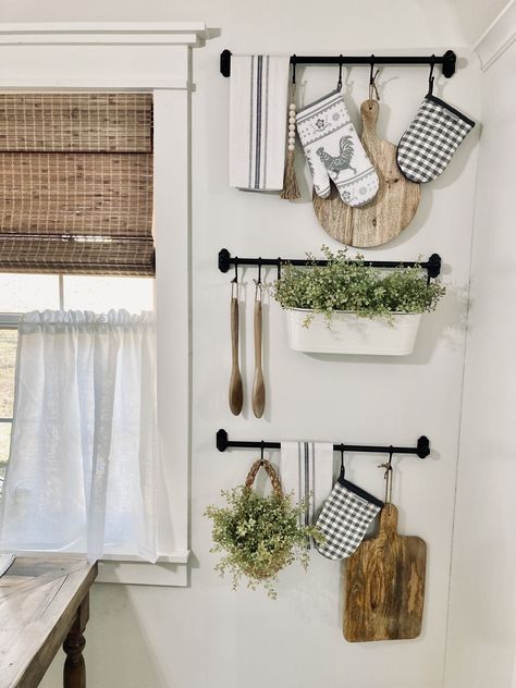 Hang Apron In Kitchen, Kitchen Hanging Decor, Kitchen Hanging Baskets Ideas, Kitchen Rod With Hooks Decor, Simple Kitchen Wall Decor, Empty Kitchen Wall Ideas, Over Door Decor, Small Kitchen Wall Decor Ideas, Shelf Decor Kitchen