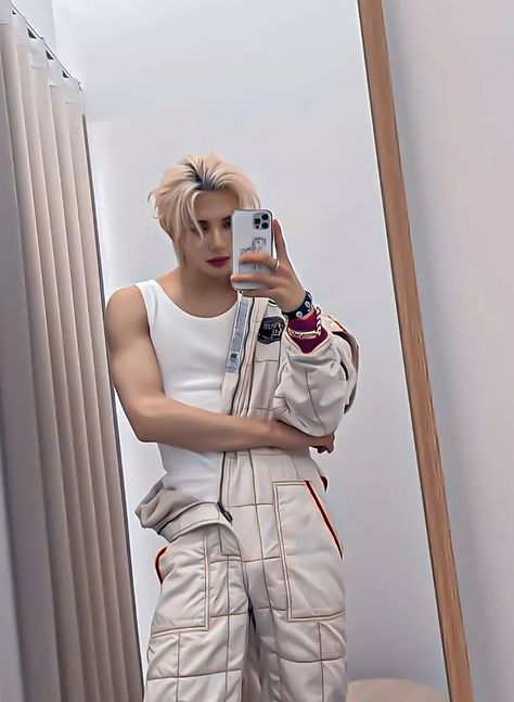 #hyunjin #straykids Hyunjin Sleeveless Shirt, Hyunjin Arm Muscles, Hyunjin Tank Top, Hyunjin Sleeveless, Hyunjin Muscles, Hyunjin Boyfriend, Tang Top, Angel Boy, Hyunjin And In