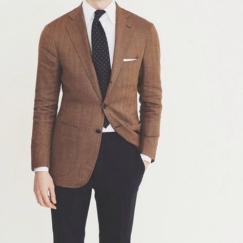 Brown blazer, white shirt, black tie, white cotton p square, black pants Brown Jacket Outfit Men, Brown Jacket Outfit, Mens Suit Black, Black Menswear, Brown Tweed Blazer, Black Pant Suit, Dapper Outfit, Brown Suit, Herringbone Jacket