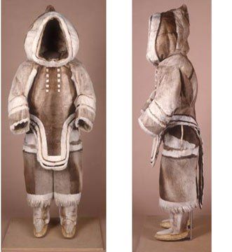 Inuit woman's caribou skin clothing, from Baffin Island, 1927. Indigenous Winter Clothing, Traditional Inuit Clothing, Arctic Clothing, Inuit Clothing, Liverpool Museum, Baffin Island, Inuit People, Tech Clothing, Fur Seal