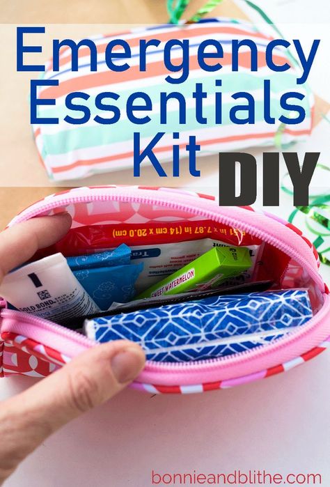 Make yourself (or your friends and family!) these emergency essentials kits to throw in a purse, backpack, whatever!  Always be prepared for anything on the go with this handy little pouch. Women Emergency Kit Purses, Emergency Purse Essentials, Purse Emergency Kit For Women, Teacher Backpack Essentials, Emergency Kit For Work, Purse Emergency Kit, Emergency Kit For Women, Diy Emergency Kit, Emergency Kit Gift