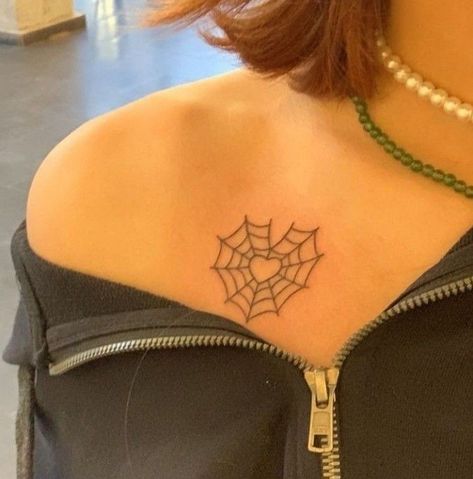 Heart Spider Web, Heart Spider, Emo Tattoos, Spiderman Tattoo, Lukas Urkijo, Spider Web Tattoo, On Tattoo, Grunge Tattoo, Web Tattoo