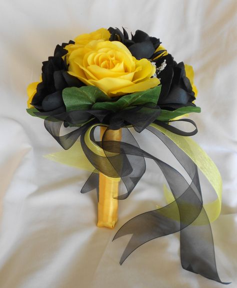 Yellow Roses Bouquet, 4 Bridesmaids, Bestie Wedding, Black Rose Bouquet, Yellow Rose Bouquet, Batman Wedding, Yellow Wedding Theme, Cascading Wedding Bouquets, Round Bouquet