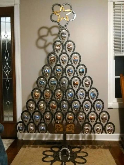 Horseshoe Christmas Tree Horseshoe Christmas Tree, Horseshoe Crafts Projects, Welding Crafts, Horseshoe Projects, Horseshoe Decor, How To Make Christmas Tree, Horseshoe Crafts, Welding Art Projects, Equestrian Decor