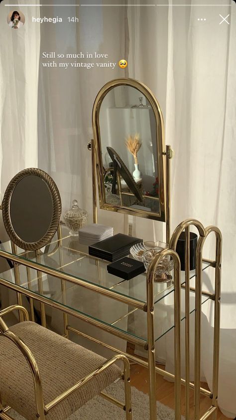 Gold Room Inspiration, Vintage Gold Vanity, Vintage Gold Room, Golden Room Aesthetic, Gold Bedroom Aesthetic, Gold Makeup Vanity, Classy Vanity, Feminine Vanity, Vintage Vanity Aesthetic