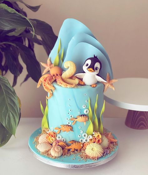 Cake Sea Ocean, Jelly Fish Cake Ideas, Ocean Theme Birthday Cake, Sea Animals Cake, Underwater Cake, Dolphin Birthday Cakes, Pool Birthday Cakes, Dolphin Cake, Ocean Birthday Cakes