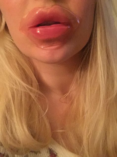 Lip Mask Aesthetic, Plump Lips Aesthetic, Parcel Aesthetic, Lip Masks, Eyeliner Techniques, Lip Patch, Mask Aesthetic, Black Skin Care, Healthy Lips