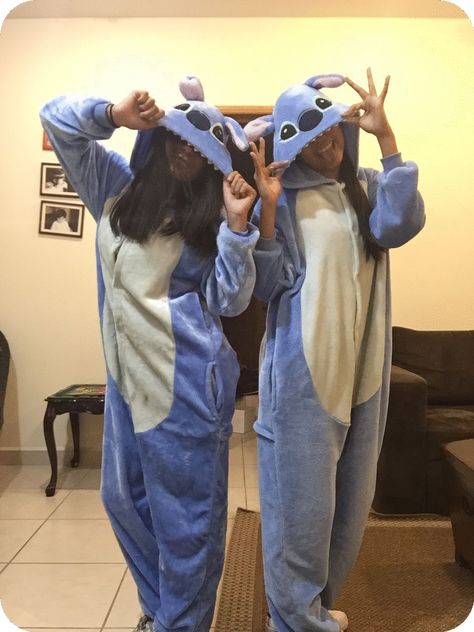 Matching Halloween Costumes For 2, Stich Onesie, Halloween Costumes For 2, Best Friend Onesies, Friends Advice, Best Friends Movie, Pajama Day At School, Matching Onesies, Bff Matching Outfits