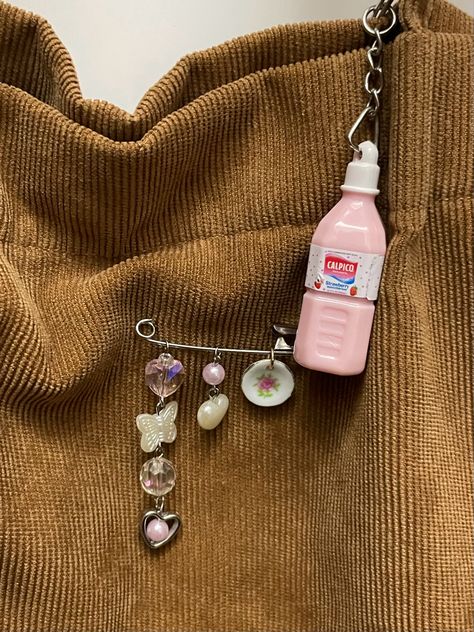 Bag Charms Aesthetic Diy, Pin Bag Aesthetic, Tote Bag With Charms, Diy Bead Keychain How To Make, Aesthetic Bag Charms, Tote Bag With Pins, Beaded Bag Charm, Bag With Pins Aesthetic, Bag Keychain Aesthetic