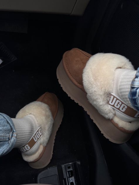 Ugg Funkette Outfits, Ugg Slides Outfit, Ugg Funkette, Cute Uggs, Slippers Outfit, Fluffy Shoes, Trendy Shoes Sneakers, Pretty Shoes Sneakers, Shoes Outfit Fashion