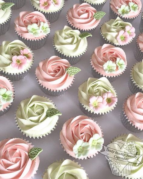 #buttercream #rose swirl and blossoms #cupcakes in delicate shades of pink and mint green | ChicChicFindings.etsy.com Cupcake Torte, Wedding Shower Cupcakes, Frost Cupcakes, Cupcakes Flores, Cupcakes Design, Buttercream Roses, Buttercream Cupcakes, Cupcakes Decorados, Rose Cupcakes