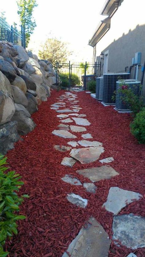 Landscape Mulch Ideas, Simple Mulch Landscaping Ideas, Red Mulch Landscaping Front Yards, Bark Landscaping Ideas, Red Lava Rock Landscaping Ideas, Mulch Walkway Ideas, Brown Mulch Landscaping, Red Mulch Landscaping Ideas, Red Mulch Landscaping