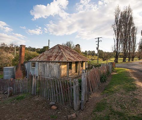 Australian Sheds, Australian Houses, Old Farmhouses, Farm Homes, Rural England, Wattle And Daub, Unusual Objects, Country Photos, Old Country Houses