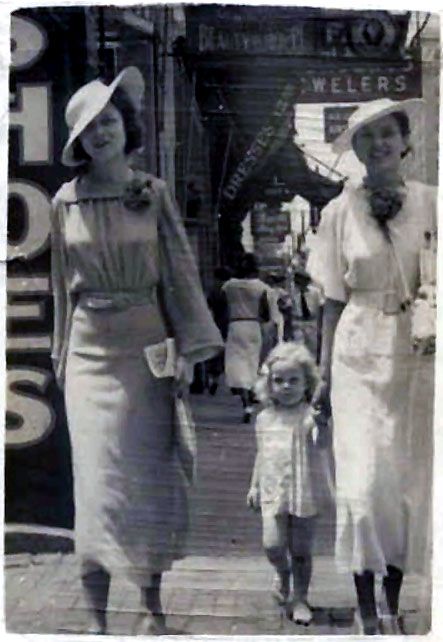 Shorpy Historical Photo Archive :: mid- to late- 1930's in downtown Birmingham Alabama. 1930s Photos, 1930s Women, Shorpy Historical Photos, Alabama History, Long Hat, Southern Ladies, 30s Fashion, Blouse Skirt, Birmingham Alabama