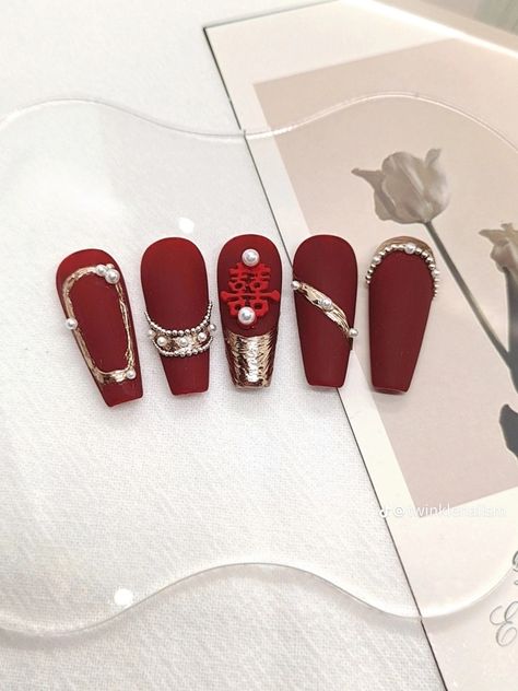 Cny Nails Snake, Chinese Wedding Nails, Sangjit Nail Art, Chinese Nails Designs, Xiaohongshu Nails, Cny Nails, Nail Info, Nails Douyin, Gold Sparkle Nails