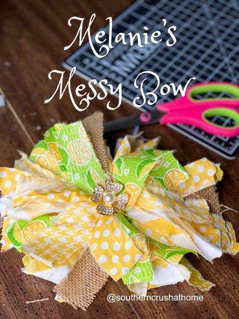 Diy Textiles Projects, Easy Bow Making, Bow Pillow, Bow Making Tutorials, Easy Bow, Bow Pillows, Messy Crafts, Decorating Crafts, Homemade Bows