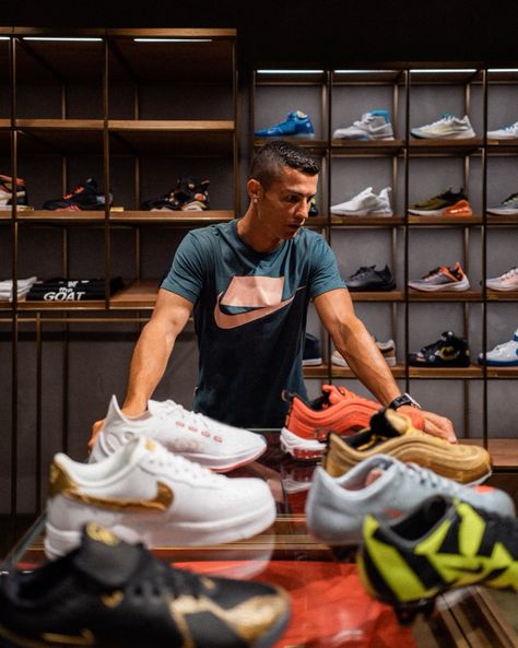 Cristiano Ronaldo on Twitter: "Confidence in style. Checking out some of my favorite #Nike sneakers 💪 #NikeFootball #CR7 #CR7Tour… " World Best Football Player, Manchester United Ronaldo, Ronaldo Nike, Cristiano Ronaldo Style, Cristiano Jr, Ronaldo Photos, Cr7 Wallpapers, Ronaldo Cristiano, Cristiano Ronaldo Wallpapers