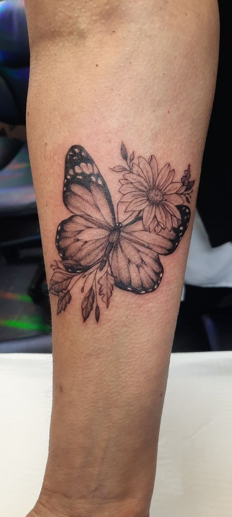 Butterfly Tattoo Memorial Grandmothers, Butterfly On Daisy Tattoo, Butterfly Tattoo For Mom Passing, Daisy Tattoo With Butterfly, Butterfly With Daisy Tattoo, Tattoos For Aunts And Nieces, Butterfly Daisy Tattoo, Butterfly And Daisy Tattoo, Unique Memorial Tattoos Mom