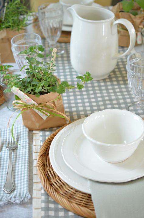 Country Style Table Setting, Spring Round Table Decor, Herb Tablescape, Spring Table Scape, Spring Tablescapes Ideas, Farmhouse Table Setting Ideas, Farmhouse Tablescape, New Bedroom Ideas, Home Gel Nails