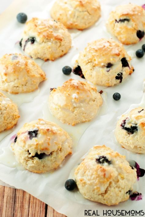 Shake up your morning routine with these easy Lemon Glazed Blueberry Scones. They whip up in just minutes in a single bowl! Blueberry Drop Scones, Scones Recipe Uk, Snack Picnic, Lemon Blueberry Scones Recipe, Lemon Scones Recipe, Lemon Blueberry Scones, Scones And Clotted Cream, Pastry Treats, Lemon Glaze Recipe