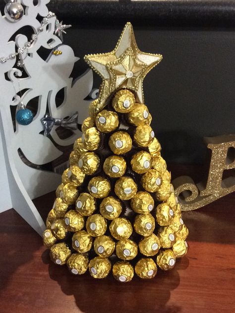 Ferrero Rocher Christmas, Hershey Kisses Gifts, Chocolate Bouquet Diy, Silver Christmas Ornaments, Candy Christmas Tree, Diy Bouquet Wrap, Close Family, Henna Night, Hanging Tree