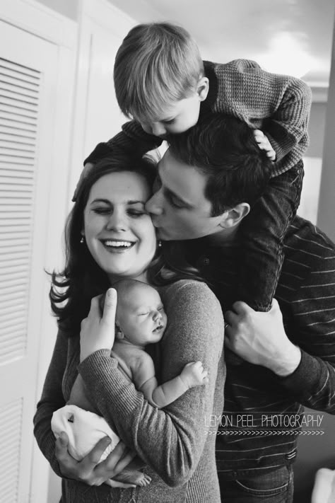 Make Up For Pictures Photography, Family Of 4 Newborn Pictures Outdoor, Family Of 4 Picture Poses With Newborn, Newborn Family Photos What To Wear, Casual Newborn Family Pictures, Newborn Pictures Family, Sibling Photo Shoots, Portret Feminin, Newborn Family Pictures