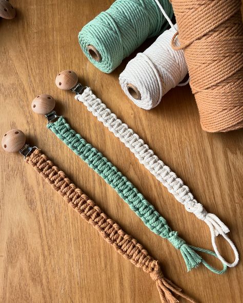 Présentation de nouveaux modèles attachés tétines de macramé pour bébé. Les couleurs beige, vert, marron clair se marient parfaitement avec les tendances actuelles. Chaque attache tétine est fabriquée à la main avec des matériaux doux et sécurisés, garantissant un usage sans risque pour votre bébé. En plus d’être pratiques, ces attaches ajoutent une touche de style à la tenue de votre enfant, tout en gardant la tétine à portée de main. Disponibles en plusieurs longueurs et motifs, res... Baby Gift, Hand Made, Baby Shower, France, Crochet