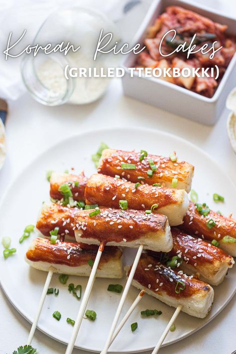 These popular Korean rice cakes are pretty simple and quick to make. Spicy Korean Rice Cakes has a delightfully chewy center with a perfectly light and crispy exterior. These quick and easy snack is sweet, sticky and saucy, they're so addicting to eat! Save this snack idea! Grilled Tteokbokki, Rice Cake Skewers, Korean Rice Cakes, Tteokbokki Recipe, Korean Rice Cake, Rice Cake Recipes, Easy Clean Eating Recipes, Korean Rice, Asian Street Food