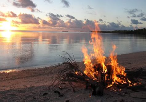 Beach fire - Travel bucket list #26 - Survive on a desert island and send a message in a bottle Aries New Moon, Arc Of A Scythe, Stranded On An Island, Island Survival, Island Aesthetic, Moon Beach, Beach Fire, Deserted Island, Beach Bonfire