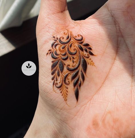 Minimal Mendhi, Thumb Henna, Minimal Henna Designs, Minimal Henna, Henna Designs Wrist, Mehndi Designs Bridal Hands, Henna Art Designs, Mehndi Designs For Kids, Mehndi Design Pictures