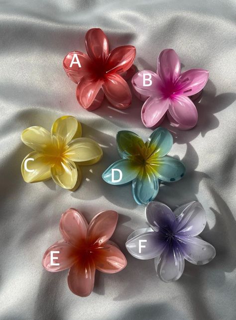 ✨ Plumeria Flower Hair Claw Clip, Summer Hair Accessories, Hawaiian Tropical Hair Clip, Kid's and Adult Clips, Floral Hair Clip, Flower Lover Gift ✨ 🌸Check-out 25% off when you buy 2 or more items ⚠️ Please do not forget to write down which colors you would like to order Color codes: A pink, B red, C orange, D blue, E purple, F yellow ⭐ FEATURES - Material: Hair clips are made of Acrylic. 📐 DIMENSIONS Hair Clip Size 3.3 inc / 8,5 cm  🌎 SHIPPING INFO - Preparation Time: 1-2 working days - Express Shipping: 5-7 working days. ♥ Check out all our other products at my store: https://altheajewels.etsy.com ♥ If you have any questions, don't hesitate to contact me. I will get back to you as soon as possible.. ♥ Thank you for visiting our store, AltheaJewels Tropical Hair, Curly Hair Accessories, Flower Hair Claw, Hair Clip Flower, Summer Hair Accessories, Hawaiian Hibiscus, Flower Artists, Palm Spring, Floral Hair Clip